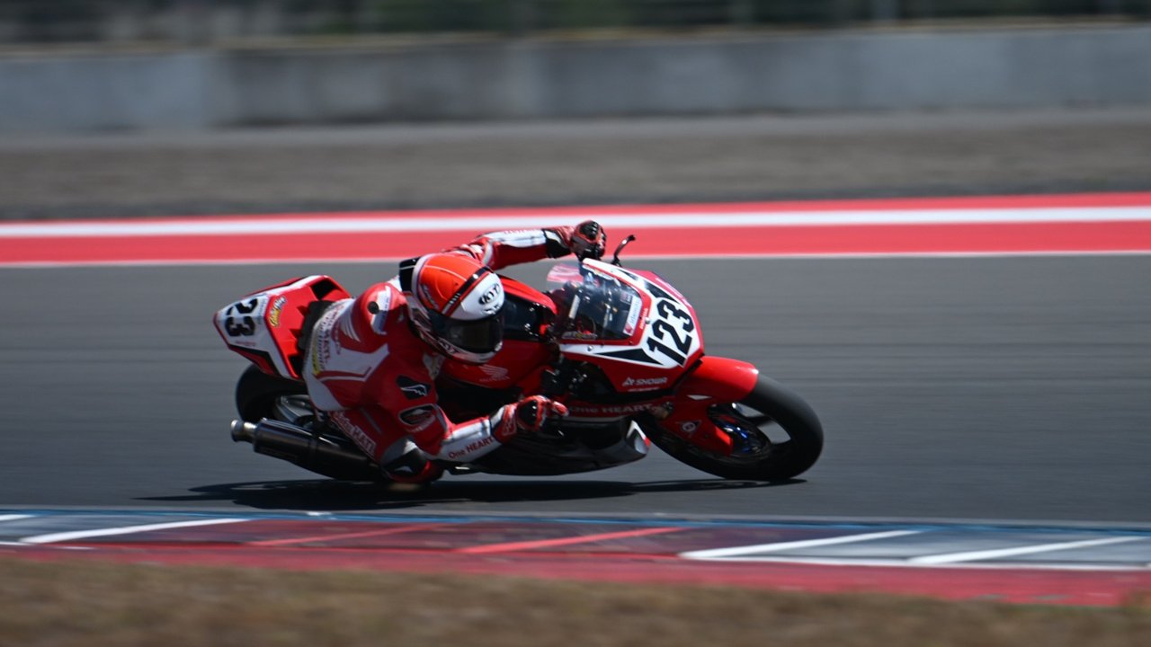 AHRT rider, Rheza Danica Ahrens